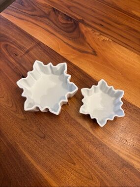 Crate & Barrel White Snowflake Nesting Bowls Christmas Decor